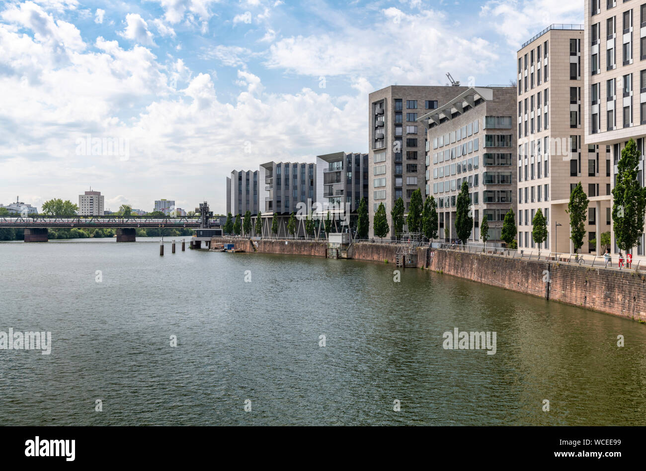 Der Westhafen Stadtteil von Frankfurt am Main. In diesem Bereich ist der Hafen und Marina, der Westhafen Tower ist das höchste Gebäude auch als das Gerippte bekannt. Stockfoto