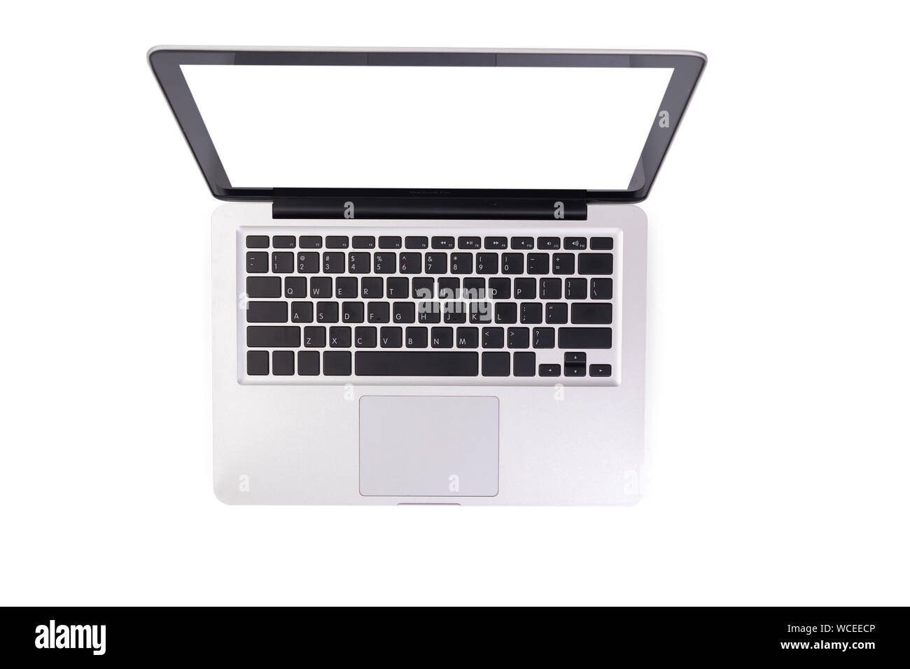 Laptop mock up mit Leeren leeren weißen Bildschirm auf weißem Hintergrund mit Freistellungspfad isoliert, Ansicht von oben. moderne Computertechnologie Konzept Stockfoto