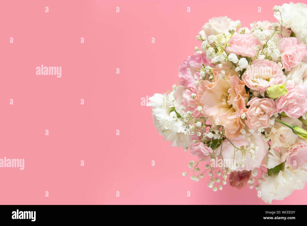 Blick von oben auf die wunderschönen, romantischen Blumenstrauß frischen Frühling Blumen auf rosa Hintergrund mit Kopie Raum Stockfoto
