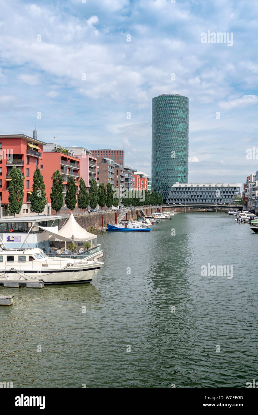 Der Westhafen Stadtteil von Frankfurt am Main. In diesem Bereich ist der Hafen und Marina, der Westhafen Tower ist das höchste Gebäude auch als das Gerippte bekannt. Stockfoto