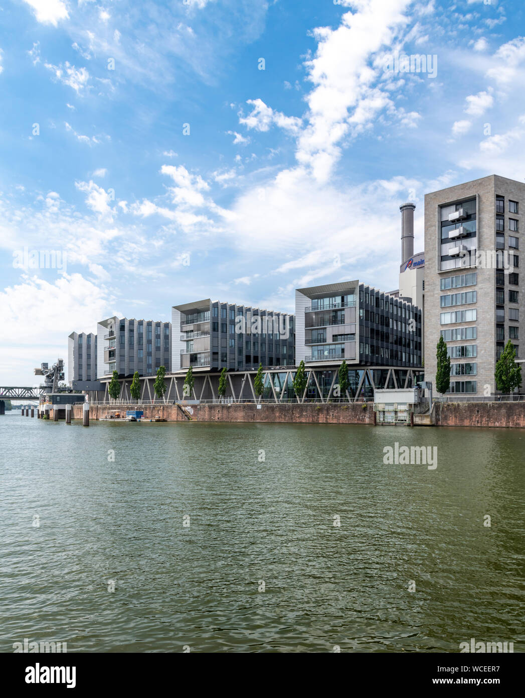 Der Westhafen Stadtteil von Frankfurt am Main. In diesem Bereich ist der Hafen und Marina, der Westhafen Tower ist das höchste Gebäude auch als das Gerippte bekannt. Stockfoto