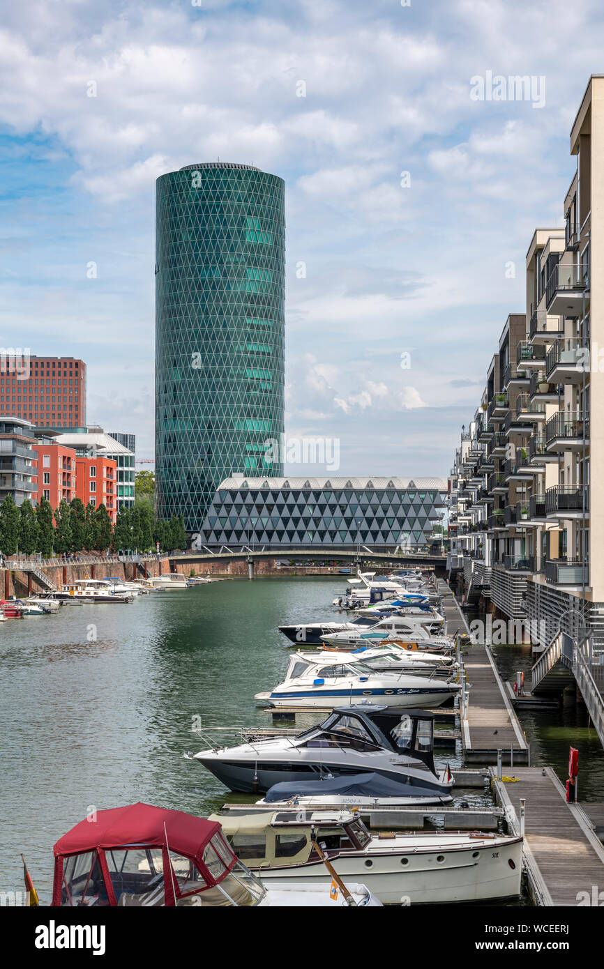 Der Westhafen Stadtteil von Frankfurt am Main. In diesem Bereich ist der Hafen und Marina, der Westhafen Tower ist das höchste Gebäude auch als das Gerippte bekannt. Stockfoto