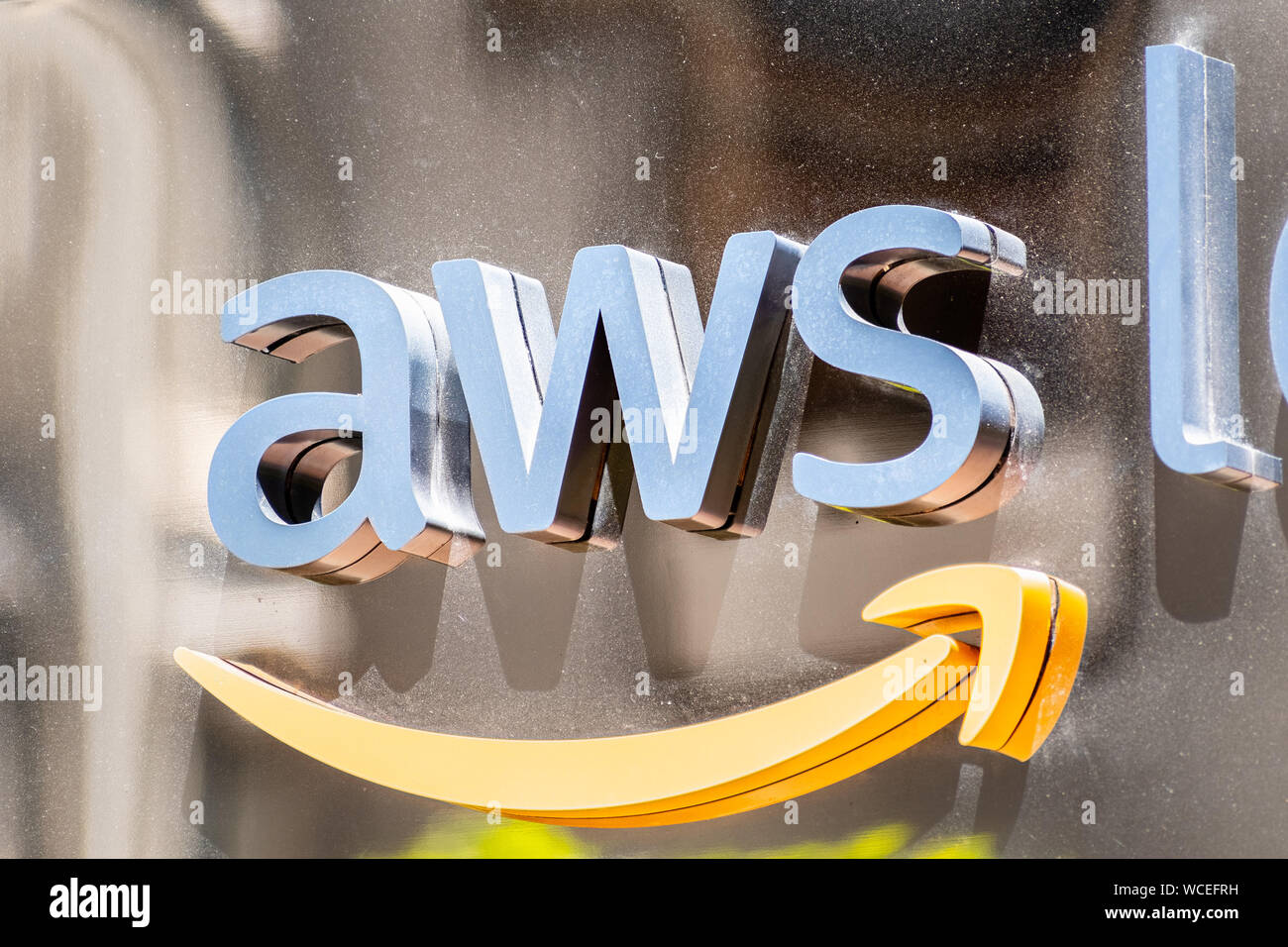 August 21, 2019 San Francisco/CA/USA - Nahaufnahme von AWS-Zeichen in ihren Büros im SOMA District; Amazon Web Services (AWS) ist eine Tochtergesellschaft von Amazon Stockfoto