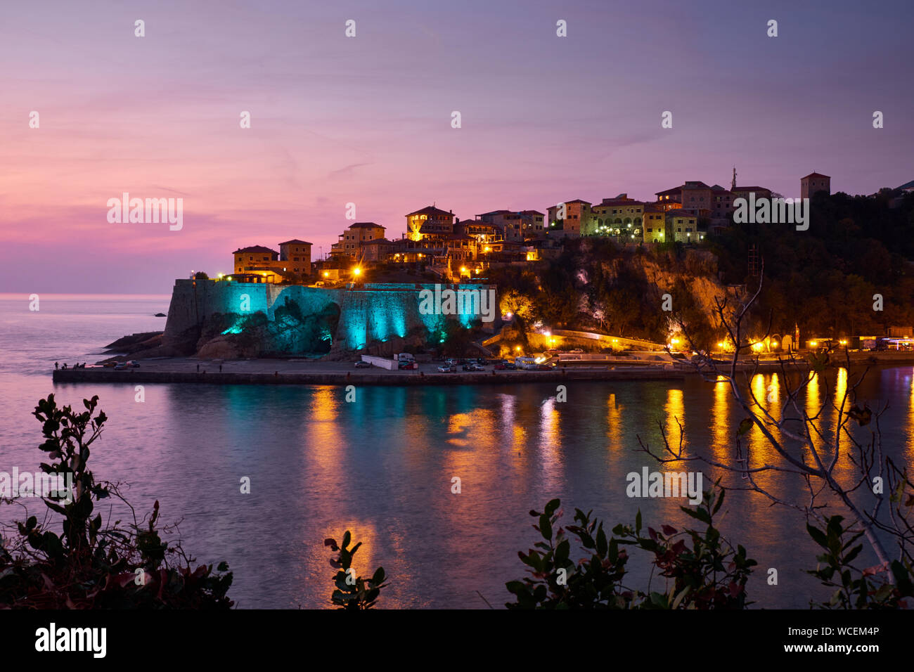 Aufnahme der Festung Ulcinj im Süden Montenegros bei Sonnenuntergang. Jede Nacht werden die Wälle mit verschiedenen Farben beleuchtet. Langsame Aufnahme Stockfoto