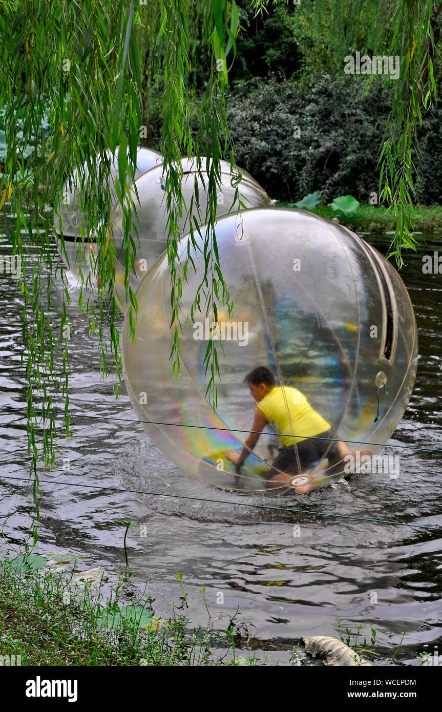 Spaß und Spiele in Kunststoff Blasen auf einen Park See in Nantong China Stockfoto