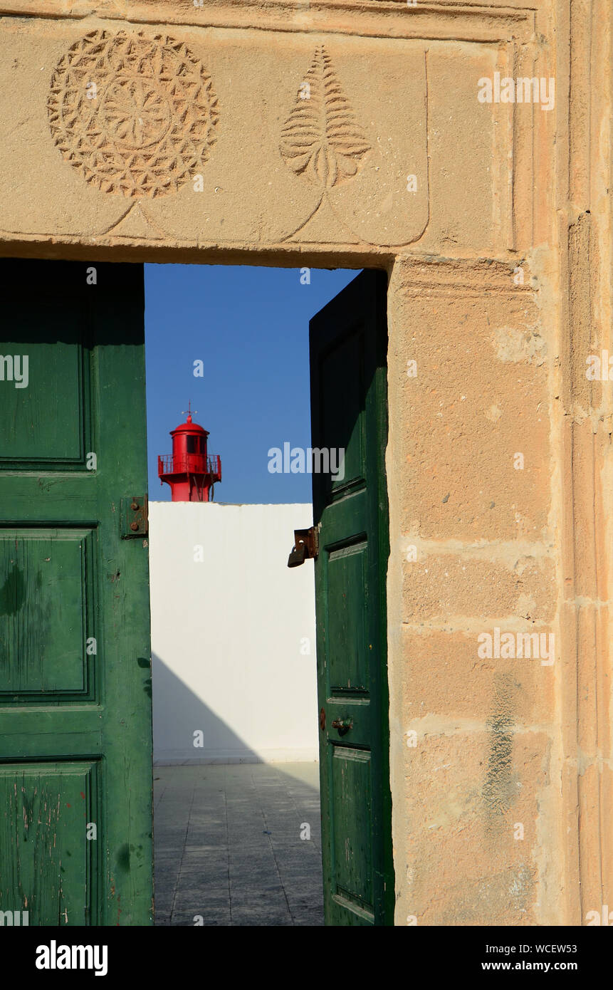 Blick auf den Leuchtturm durch traditionelle Tür. Mahdia, Tunesien. Stockfoto