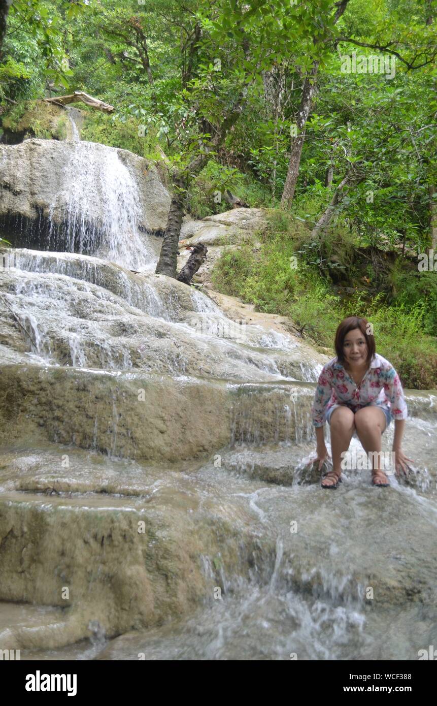 Portrait von Frau Biegen am Wasserfall Stockfoto