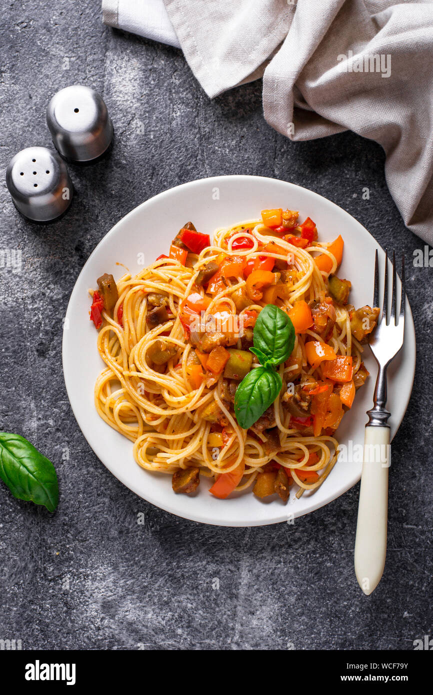 Pasta mit Auberginen, Paprika und Tomaten/Paradeiser Stockfoto