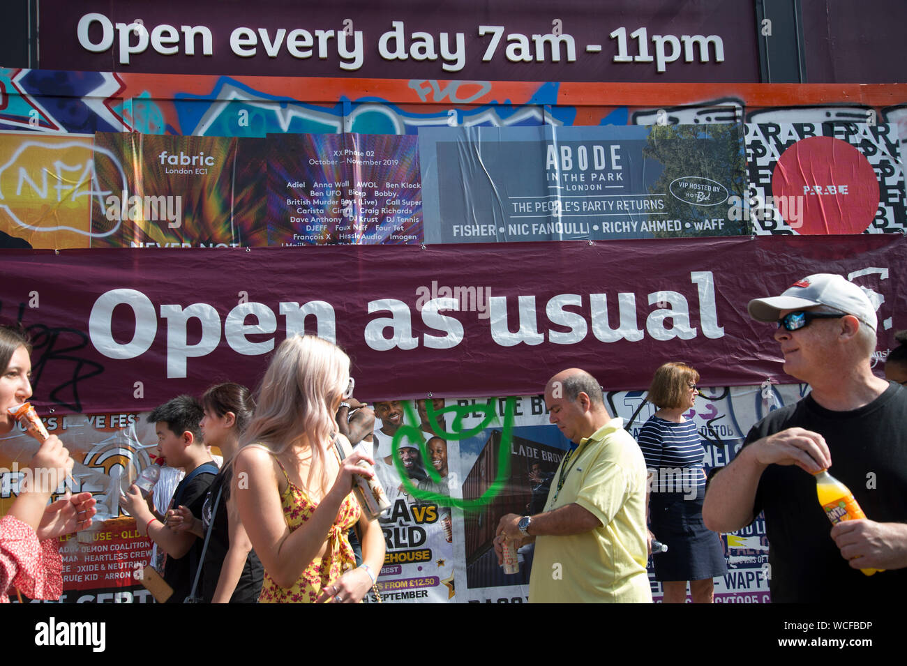 Notting Hill Carnival, 25. August 2019. Verbrettert Sainsburys, öffnen Sie wie gewohnt. Stockfoto