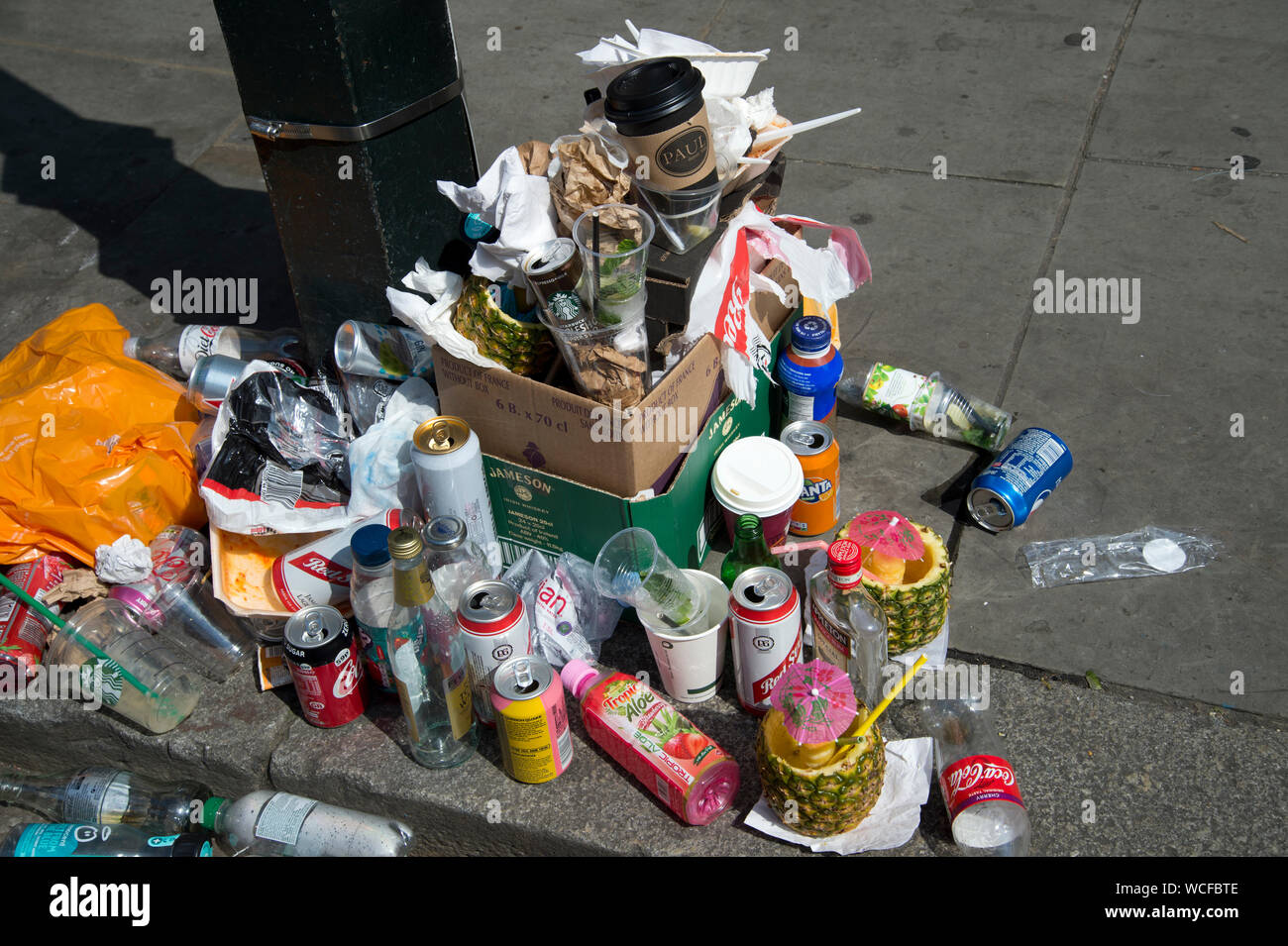 Notting Hill Carnival, 25. August 2019. Müll auf dem Bürgersteig. Stockfoto