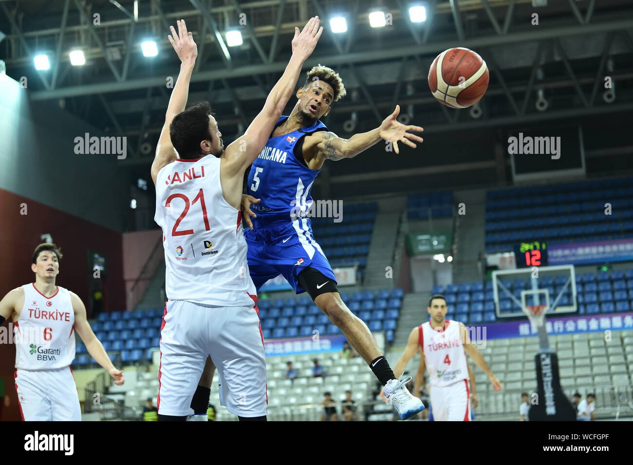 Die Türkei, in Weiß, besiegte Dominica, in Blau, mit 87-59 und gewinnt den dritten Platz von 2019 internationalen Basketball Challenge in Suzhou, China Jiangsu Provinz, 27. August 2019. Stockfoto