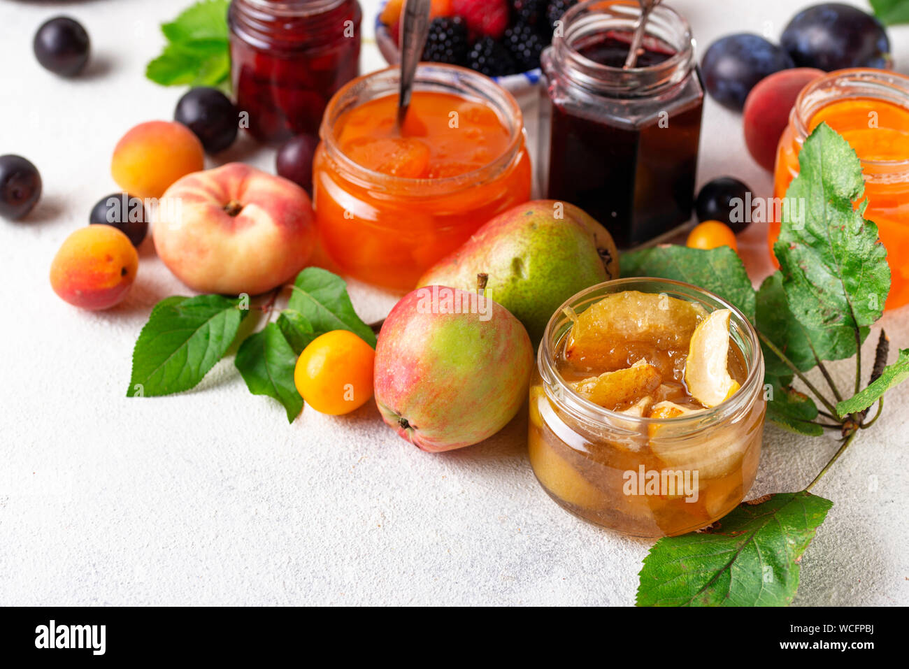 Sortiment an verschiedene Marmeladen in Gars Stockfoto