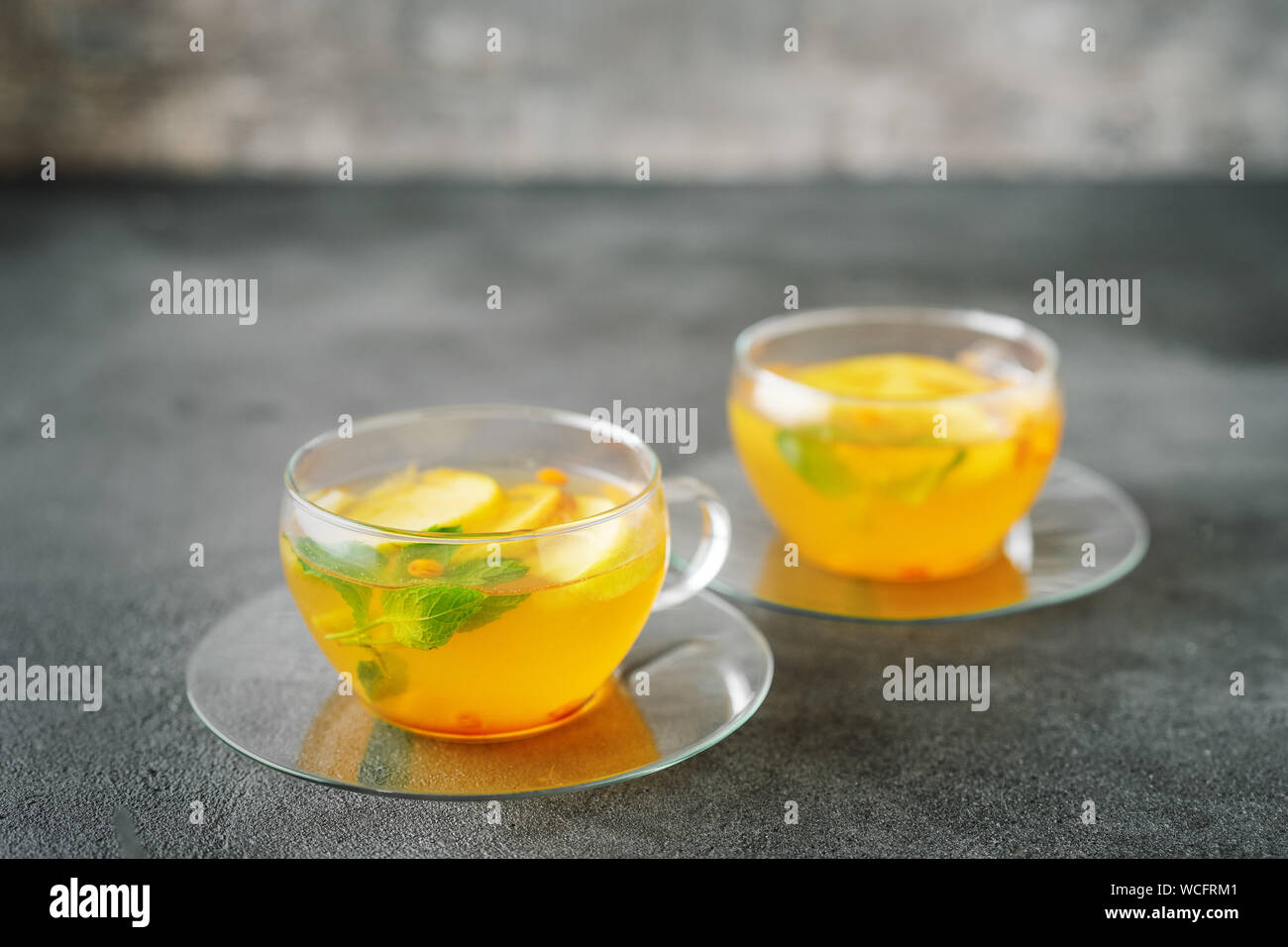 Zwei Glas Tassen Früchtetee auf dunklem Hintergrund Stockfoto