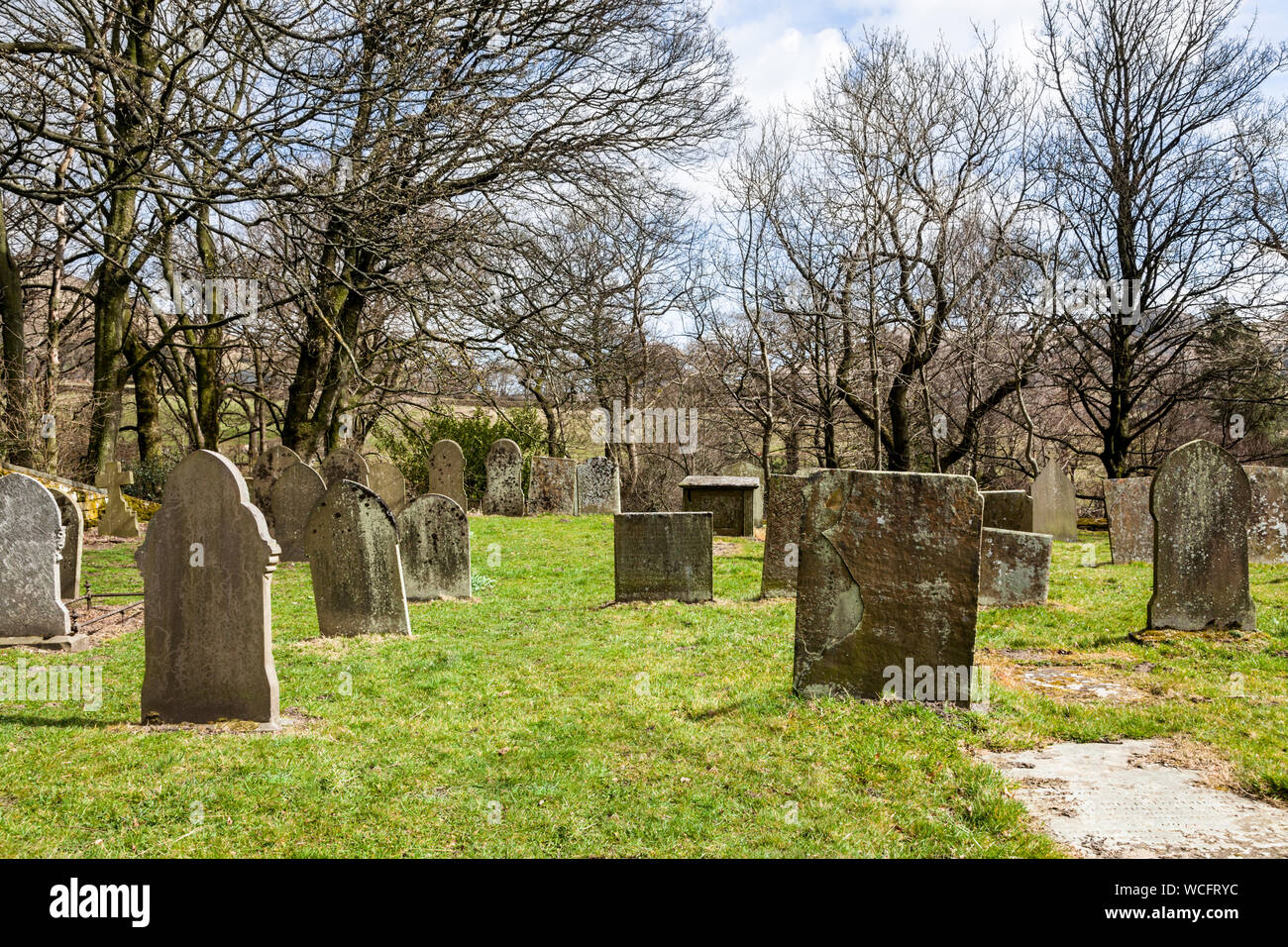 Grabsteine in einem kleinen Friedhof in der Landschaft. Derbyshire, England, Großbritannien Stockfoto