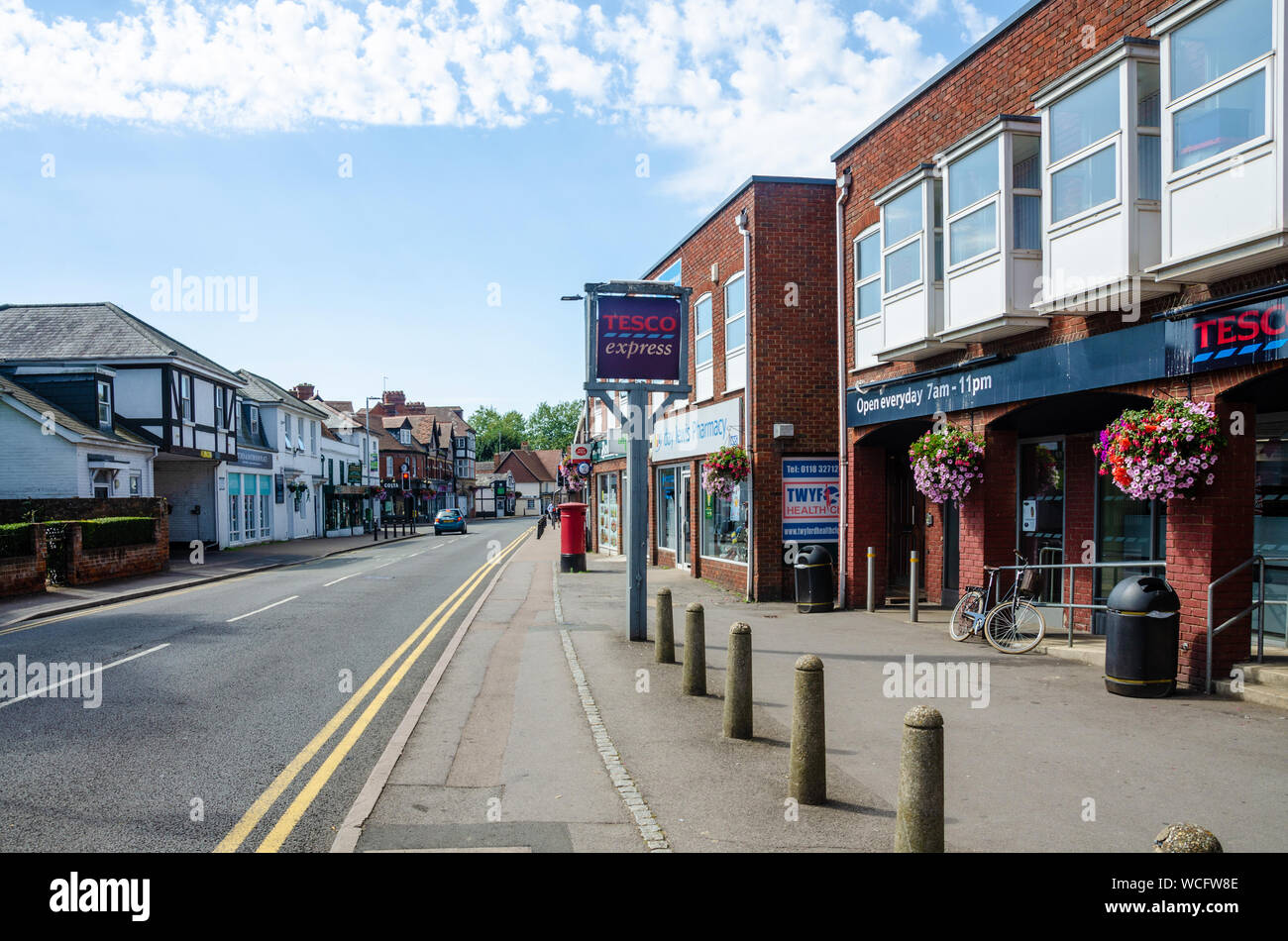 Ein Blick auf die London Road in der Mitte des Dorfes Twyford in Berkshire, Großbritannien Stockfoto