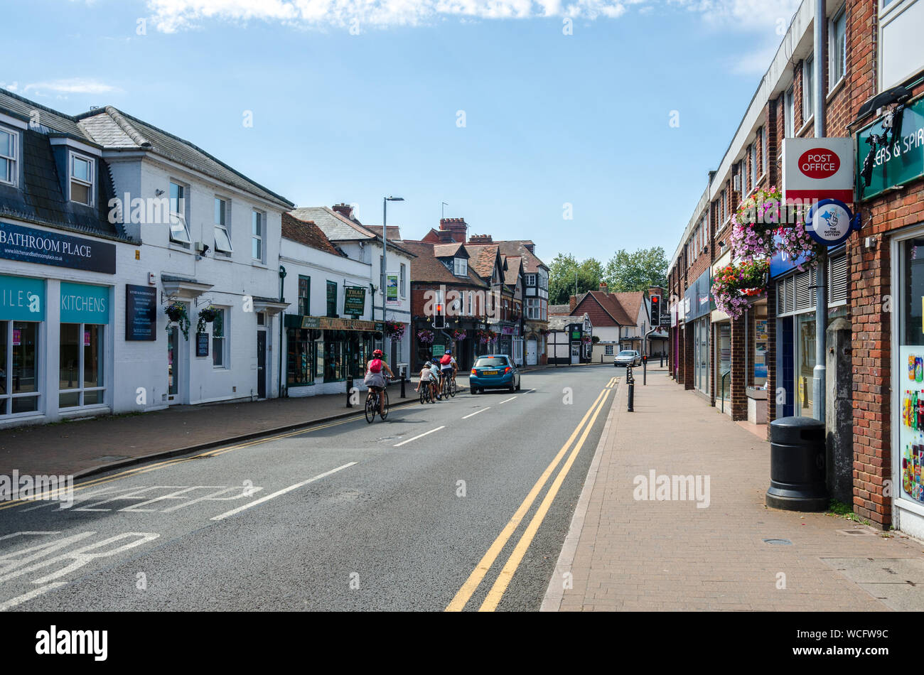 Ein Blick auf die London Road in der Mitte des Dorfes Twyford in Berkshire, Großbritannien Stockfoto