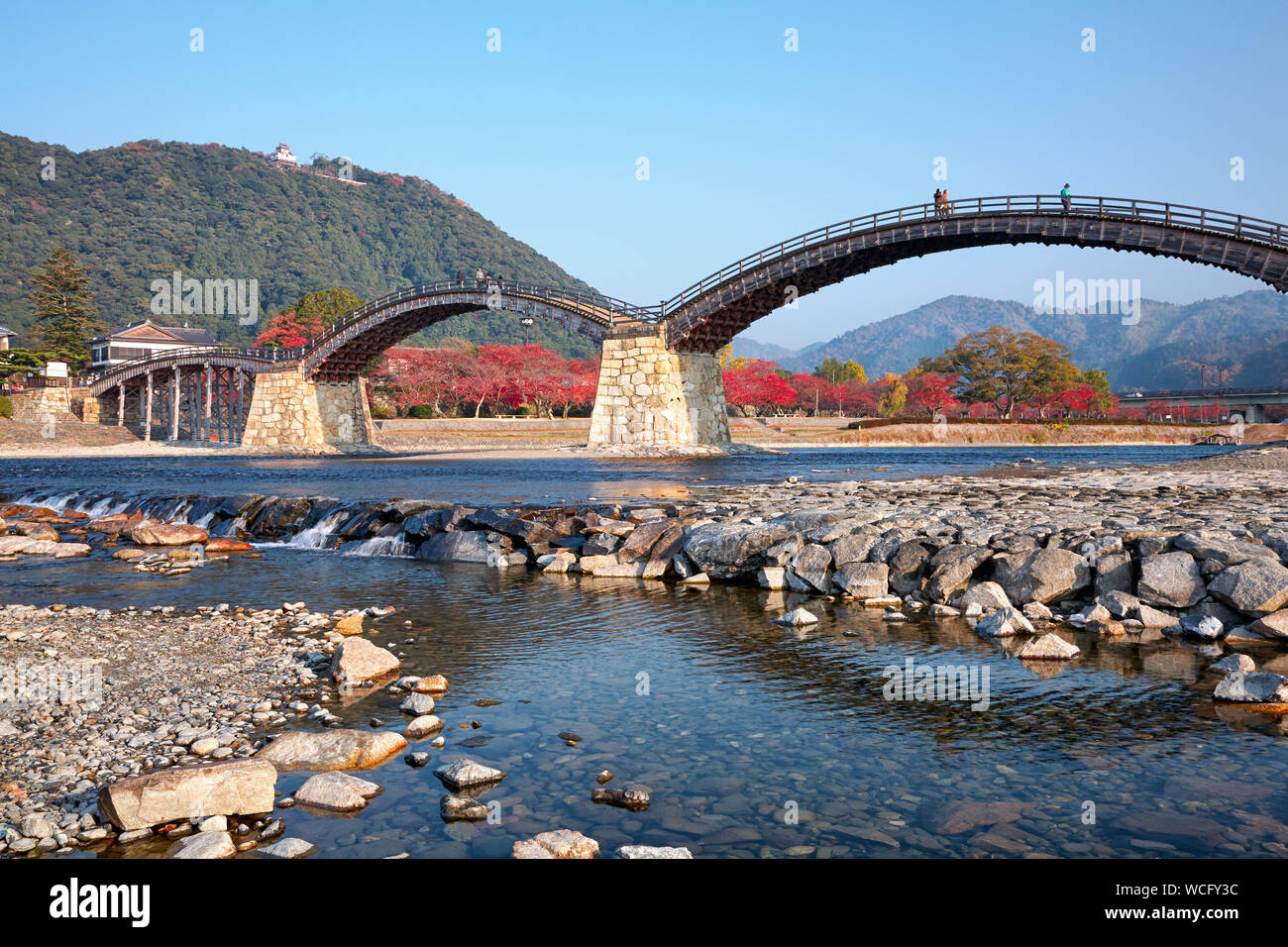 Nishiki kintai Brücke über den Fluss und die Burg Iwakuni auf dem Berg, Präfektur Yamaguchi, Japan Stockfoto