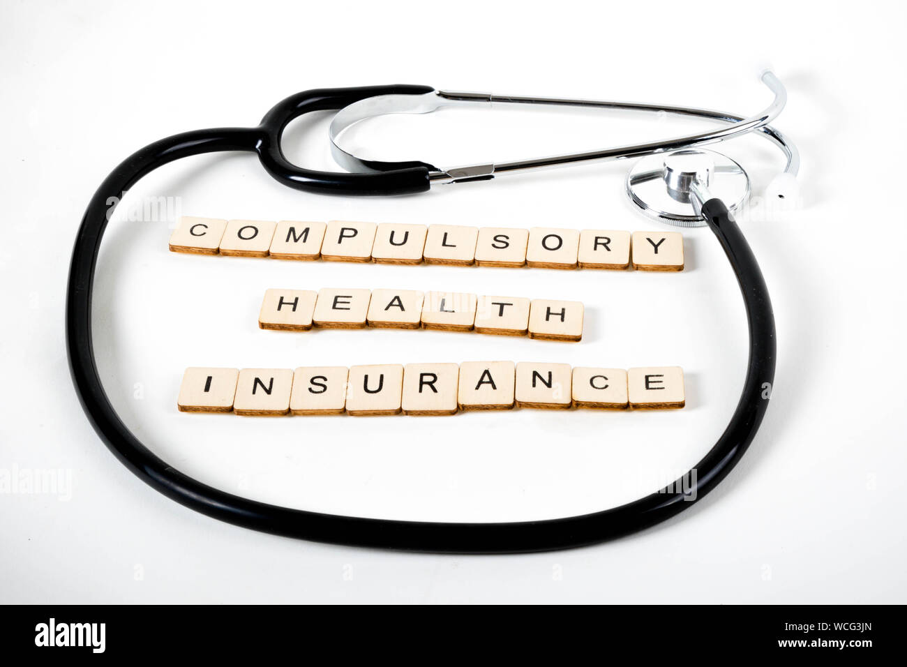 Medizinisches Konzept mit einem stehoscope und die Meldung der obligatorischen Krankenversicherung Stockfoto