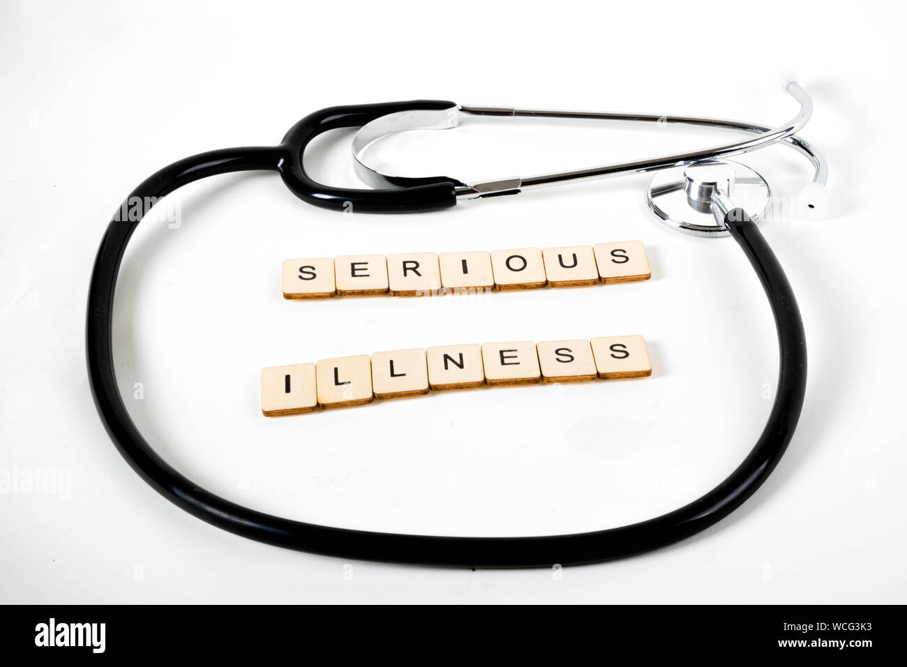Medizinisches Konzept mit einem stehoscope und die Meldung schwerer Krankheit Stockfoto