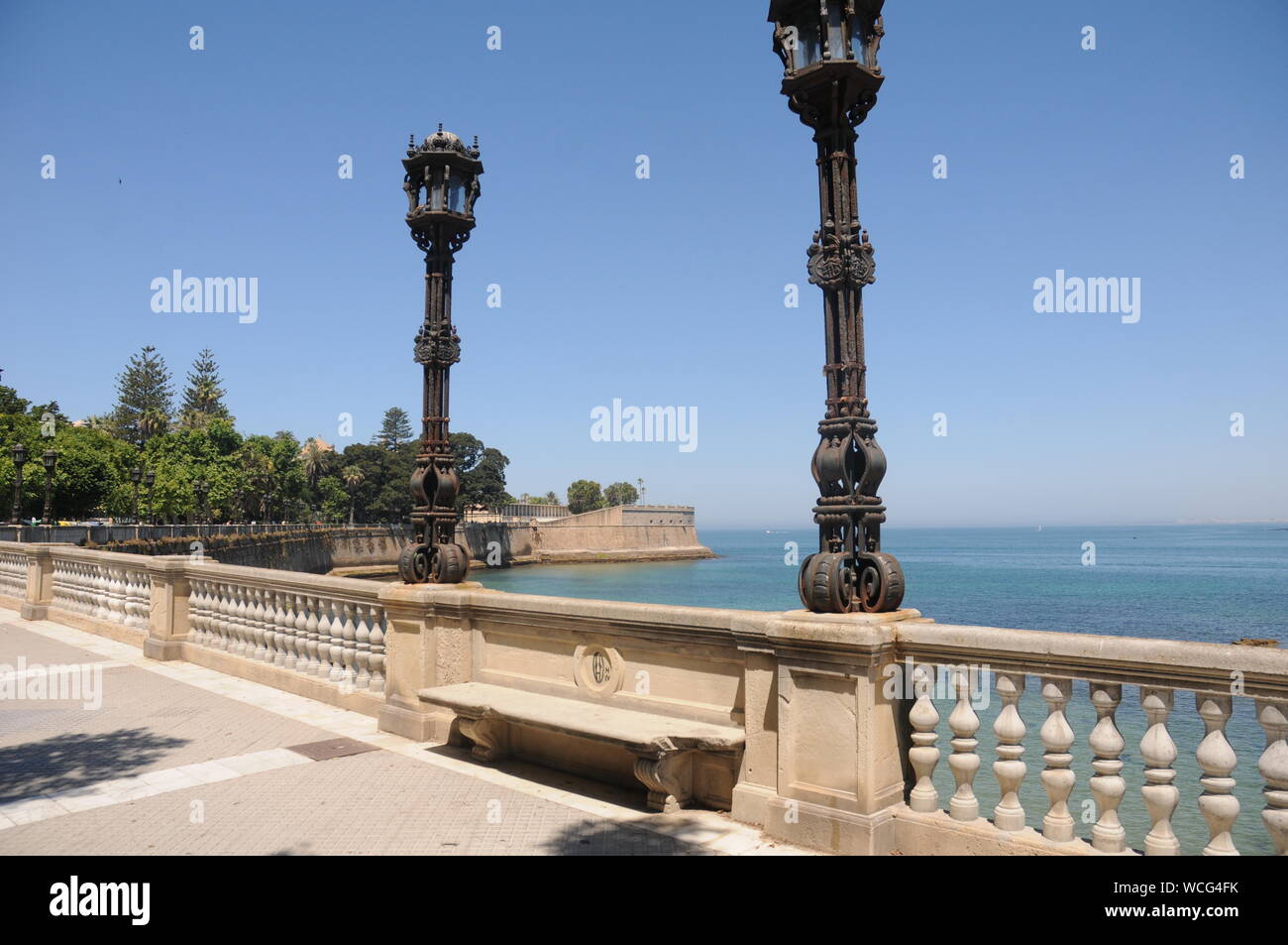 Ein paar dekorative Laternen auf der Alameda Apodaca de Cádiz, in Andalusien, im Süden von Spanien Stockfoto