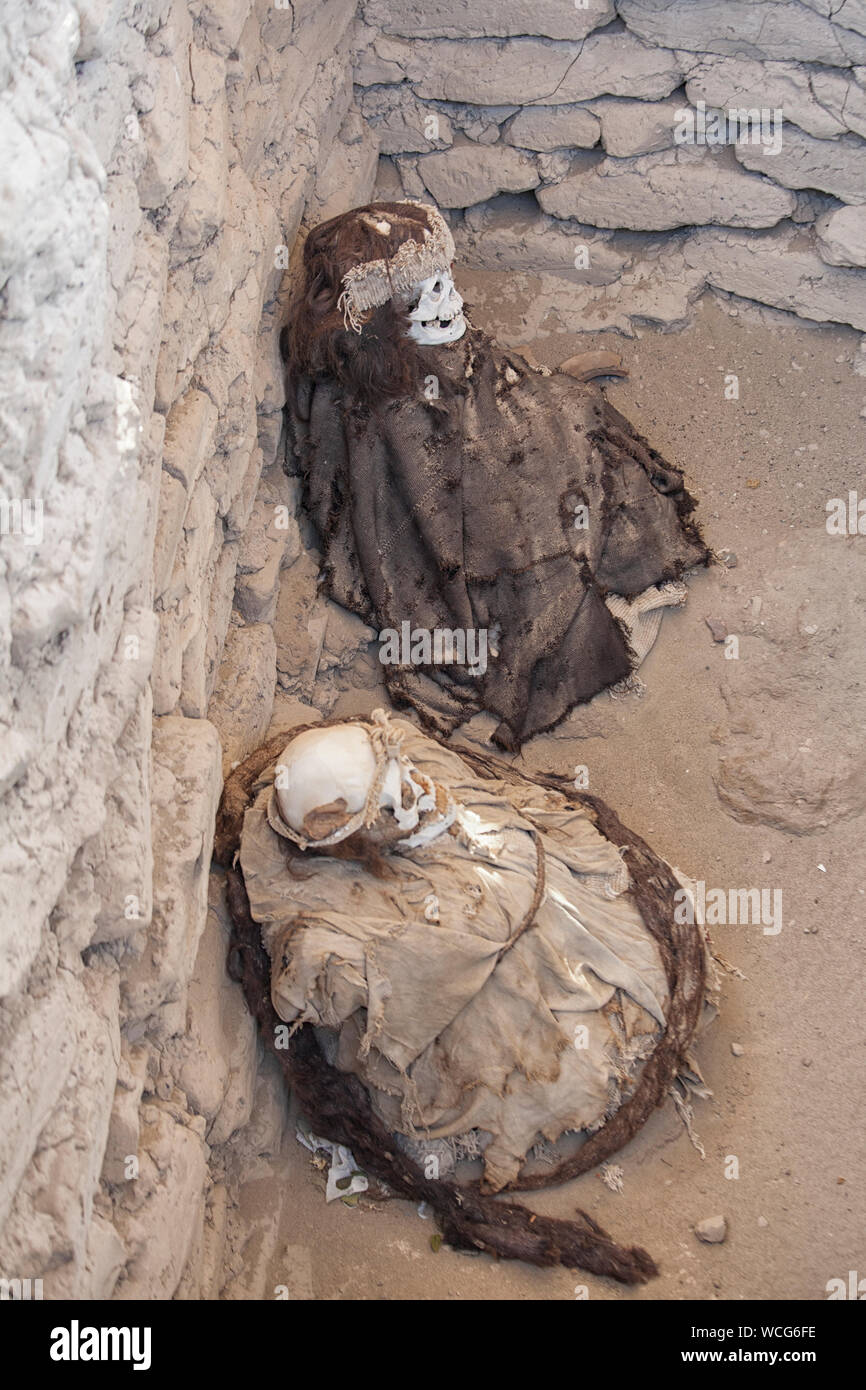 Zwei alte Mumien in der fötalen Position an der Pre Inca Cemeterio von Chauchilla in der Nähe von Nazca, Peru Stockfoto