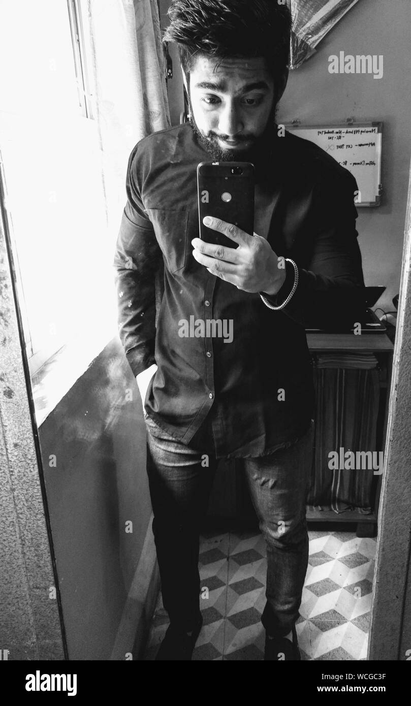 Volle Länge des jungen Mannes unter Spiegel Selfie zu Hause Stockfotografie  - Alamy