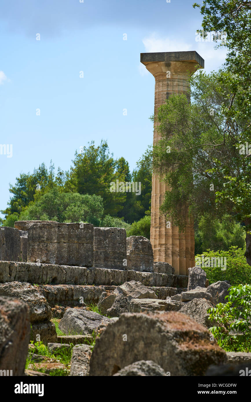 Bleibt der Tempel des Zeus in Olympia mit einer einzigen rekonstruierten Spalte und zerstreute Spalte Stücke rund um die Sockel Stockfoto