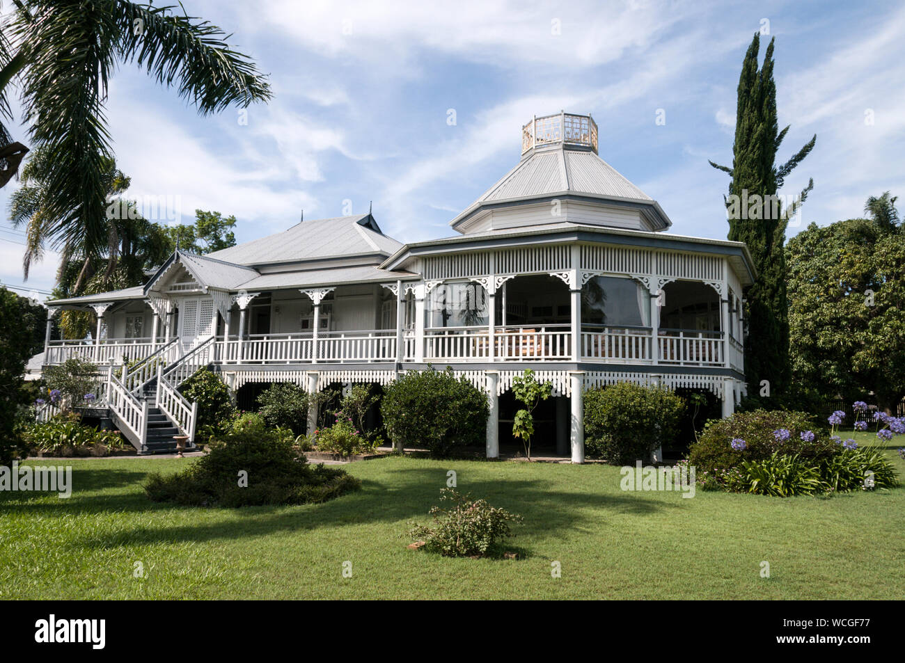 Eine Föderation Queenslander house entworfen und auf Stelzen gebaut, ist ein Symbol von Queensland, im exklusiven Vorort von Maryborough in Queensland, Australi Stockfoto