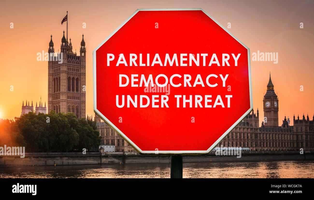 Die parlamentarische Demokratie Bedroht digital Composite mit Häusern des Parlaments, London im Hintergrund. Die Regierung dem Parlament im September zu vertagen Stockfoto