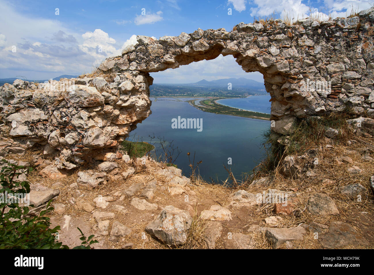 Blick vom Alten Navarino schloss Zinnen in Richtung der Lagune in der Nähe von Pylos, Griechenland Stockfoto