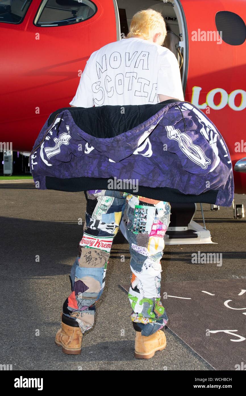 Santa Monica, CA. 27 Aug, 2019. White Trash Tyler in der Ankunftshalle für TRAVIS SCOTT: LOOK MOM KANN ICH FLIEGEN Premiere auf Netflix, Barker Hangar, Santa Monica, CA August 27, 2019. Credit: Adrian Cabrero/Everett Collection/Alamy leben Nachrichten Stockfoto