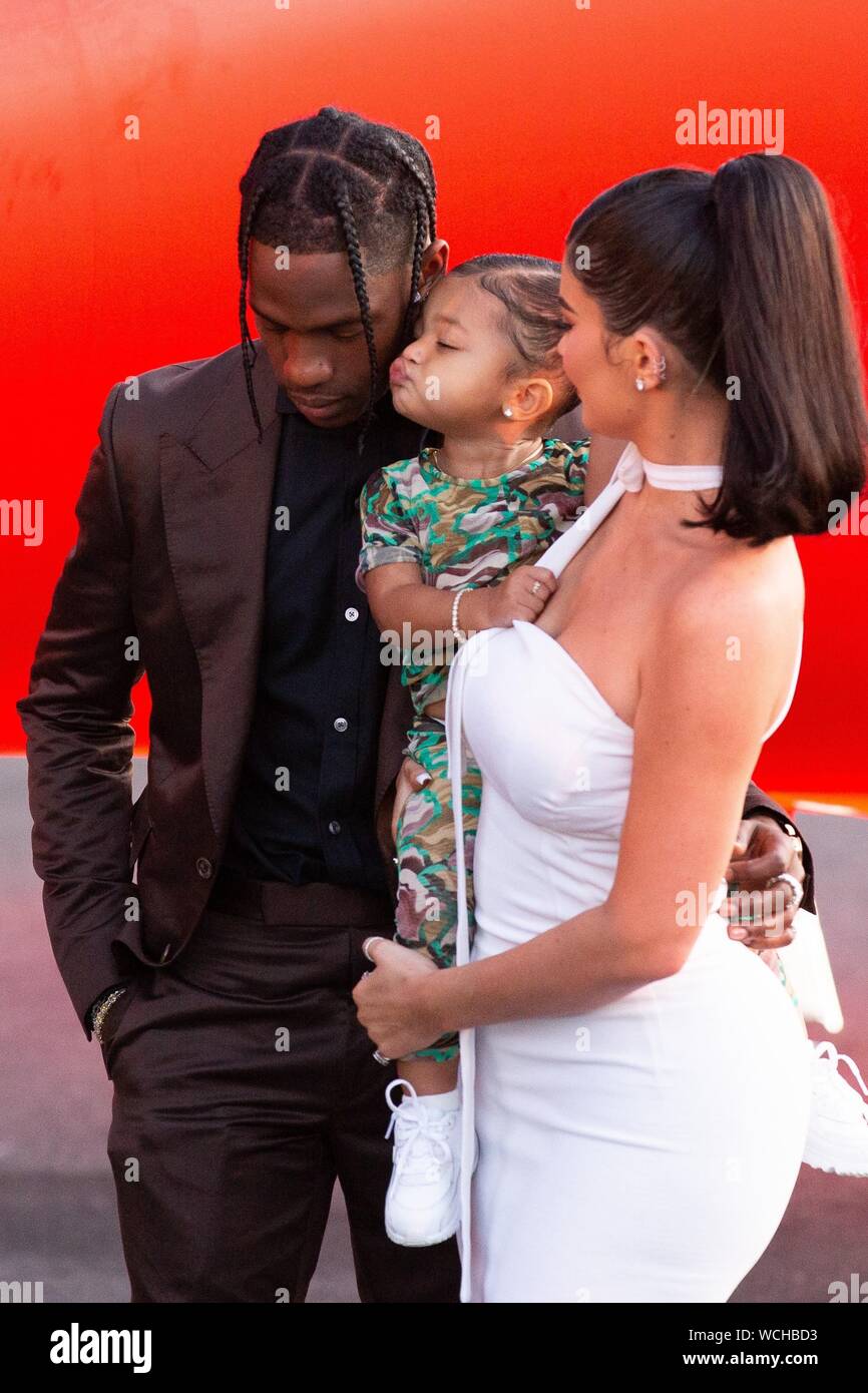 Santa Monica, CA. 27 Aug, 2019. Travis Scott, Oll Webster, Kylie Jenner in der Ankunftshalle für TRAVIS SCOTT: LOOK MOM KANN ICH FLIEGEN Premiere auf Netflix, Barker Hangar, Santa Monica, CA August 27, 2019. Credit: Adrian Cabrero/Everett Collection/Alamy leben Nachrichten Stockfoto