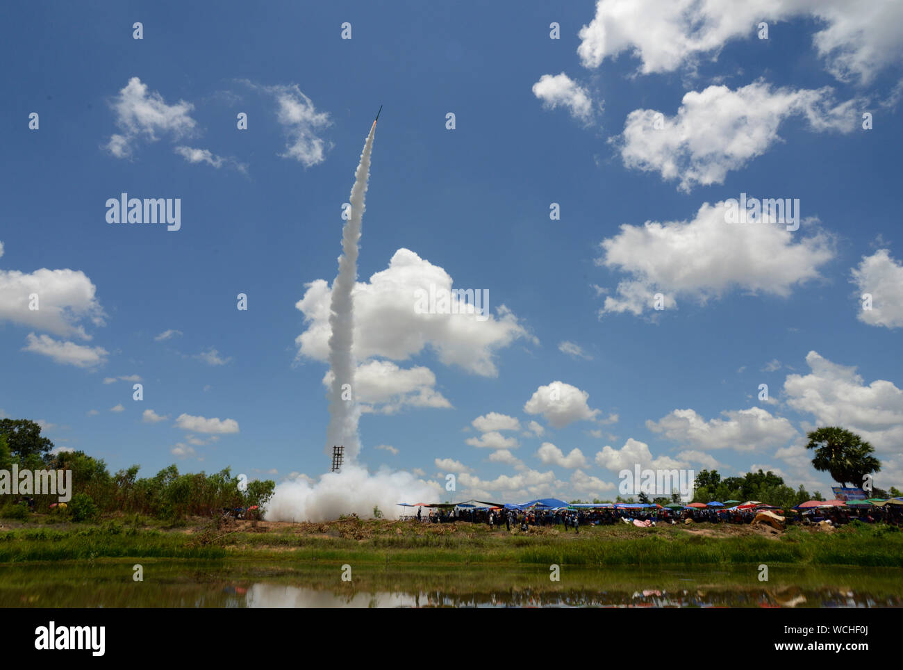 Rocket Launch auf Landschaft Stockfoto