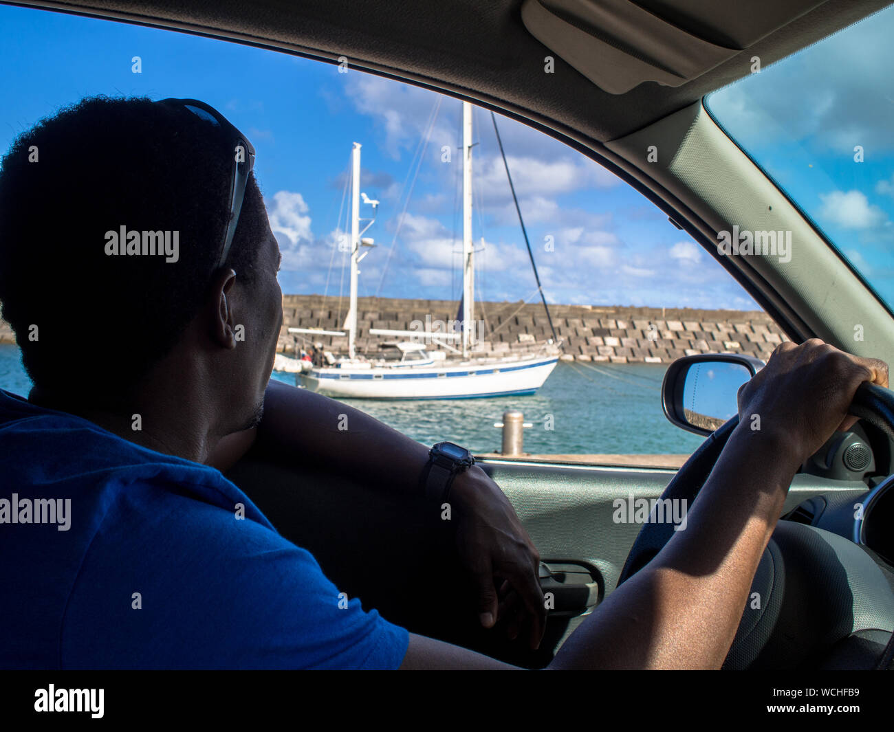 Un Homme Dans sa voiture profitant de la vue. Stockfoto