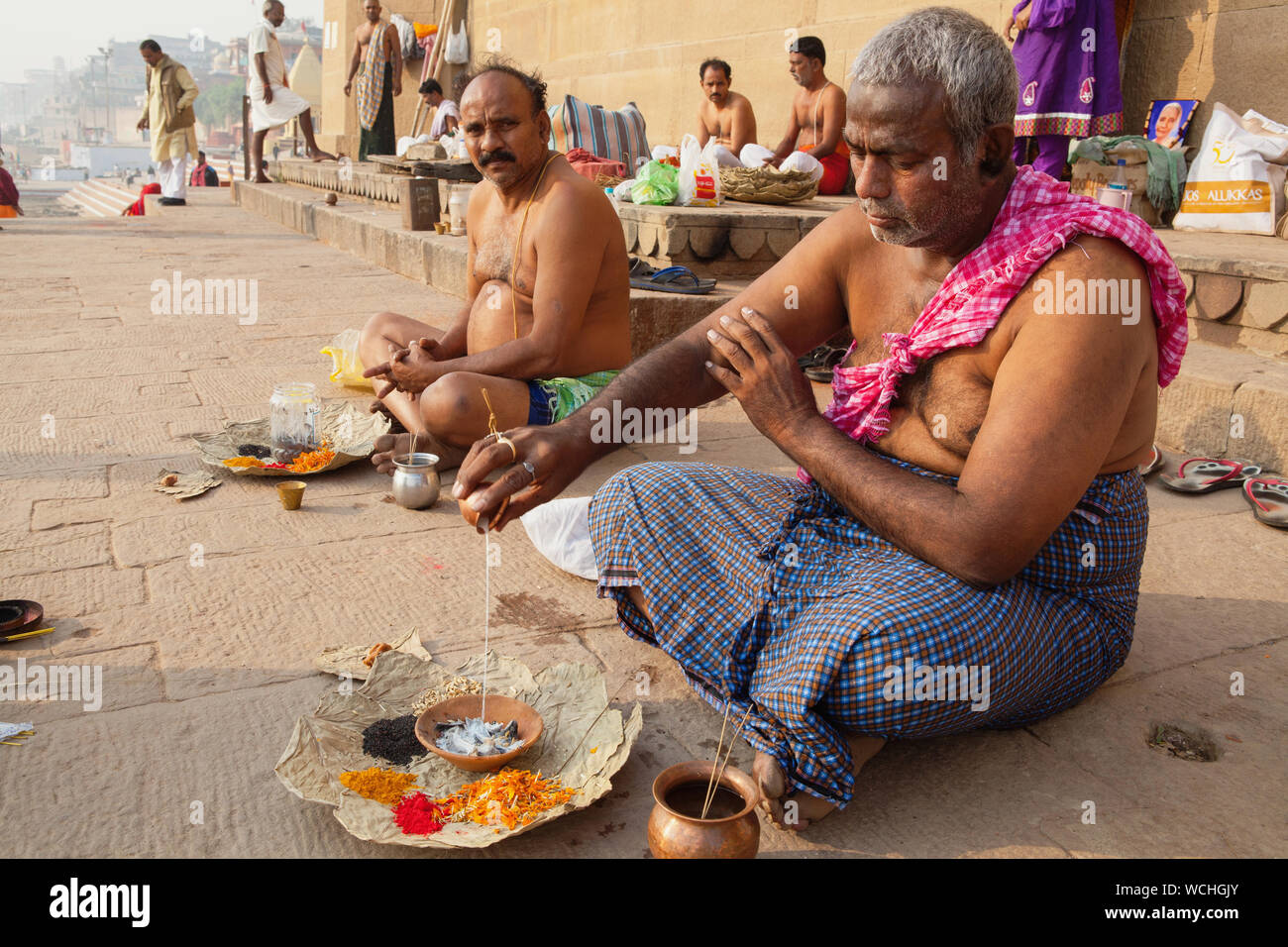 Indien, Uttar Pradesh, Varanasi, männliche Mitglieder aus einer trauernden Familie durchführen Puja auf der ghats Neben der Ganges in Varanasi. Stockfoto