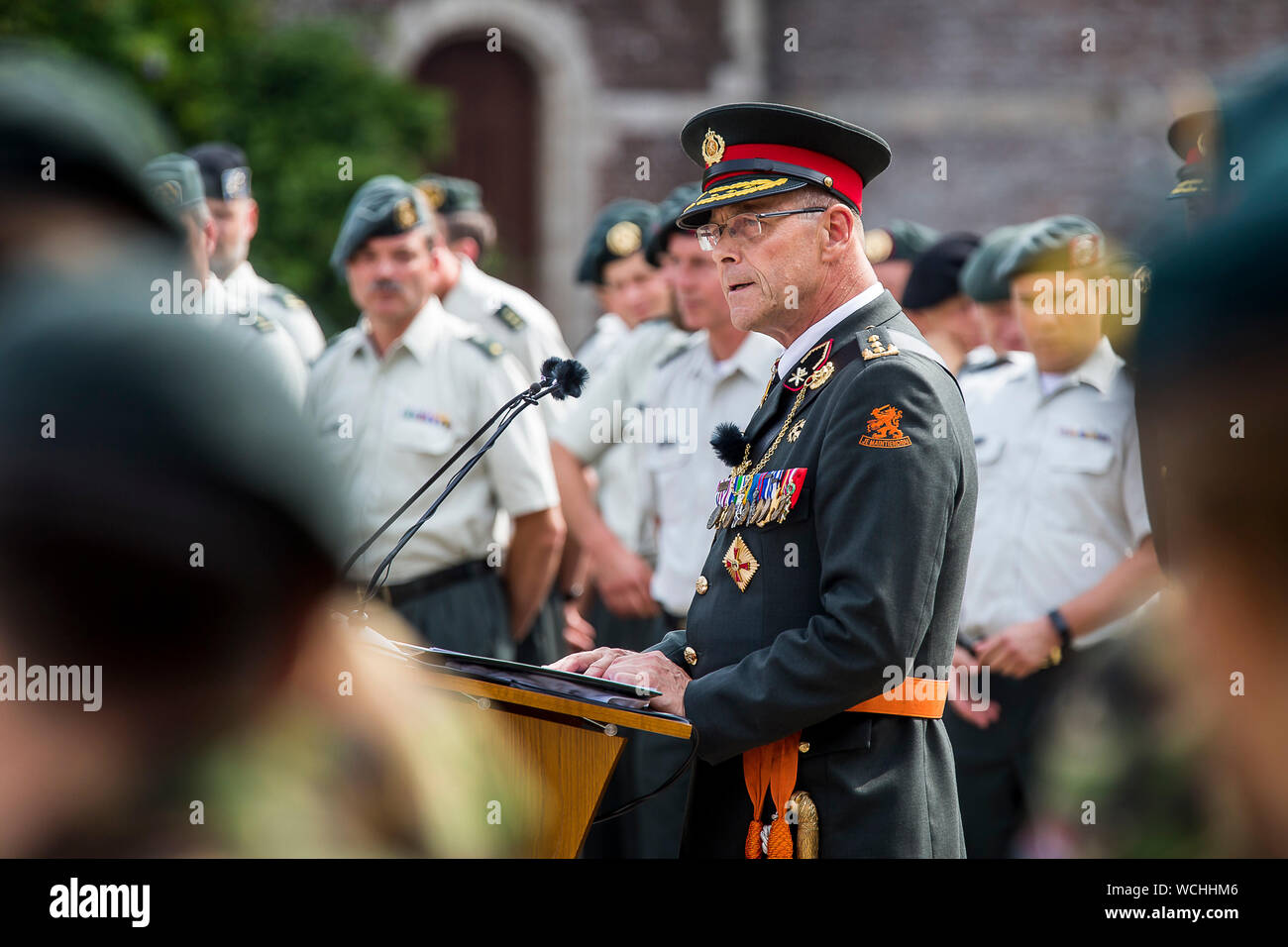 Breda, Niederlande. 28 Aug, 2019. Breda - 28-08-2019, Kasteel Breda Militärische Zeremonie, Generalleutnant Leo Beulen Hände über seine Funktion als Kommandant der Royal zu Militär zu generalleutnant Martin Wijnen. Leo Beulen sprechen. Met traditioneel Militair - ceremonieel draagt luitenant generaal Leo Beulen (Horn, 1960) woensdag, 28 augustus 2019 zijn functie als Kommandant van de Koninklijke Landmacht über aan-luitenant generaal Martin Wijnen. Credit: Pro Schüsse/Alamy leben Nachrichten Stockfoto