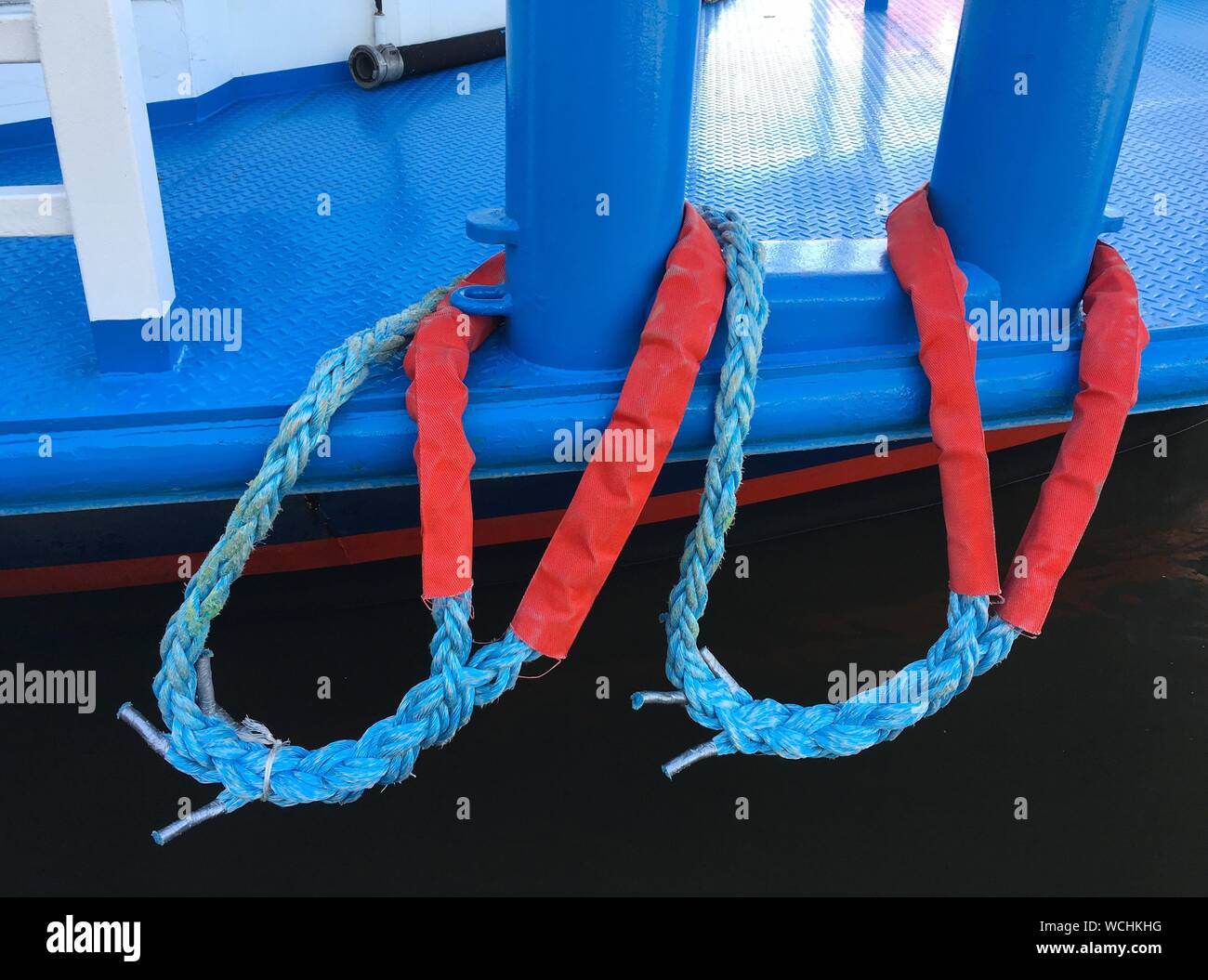 Nahaufnahme der Seilschaft gebunden auf Blau Boot Stockfoto