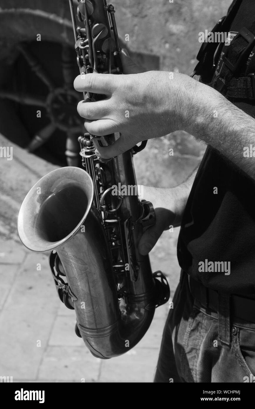 Den mittleren Abschnitt der Street Artist spielen Saxophon Stockfoto