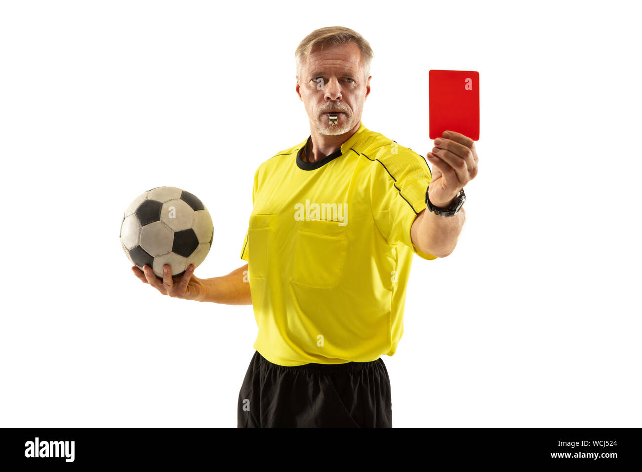 Schiedsrichter holding Ball und zeigt eine rote Karte gegen einen Fußball oder Soccer player Gaming auf weißem Studiohintergrund. Konzept für Sport, Richtlinien Verletzung, strittige Fragen, Hindernisse zu überwinden. Stockfoto