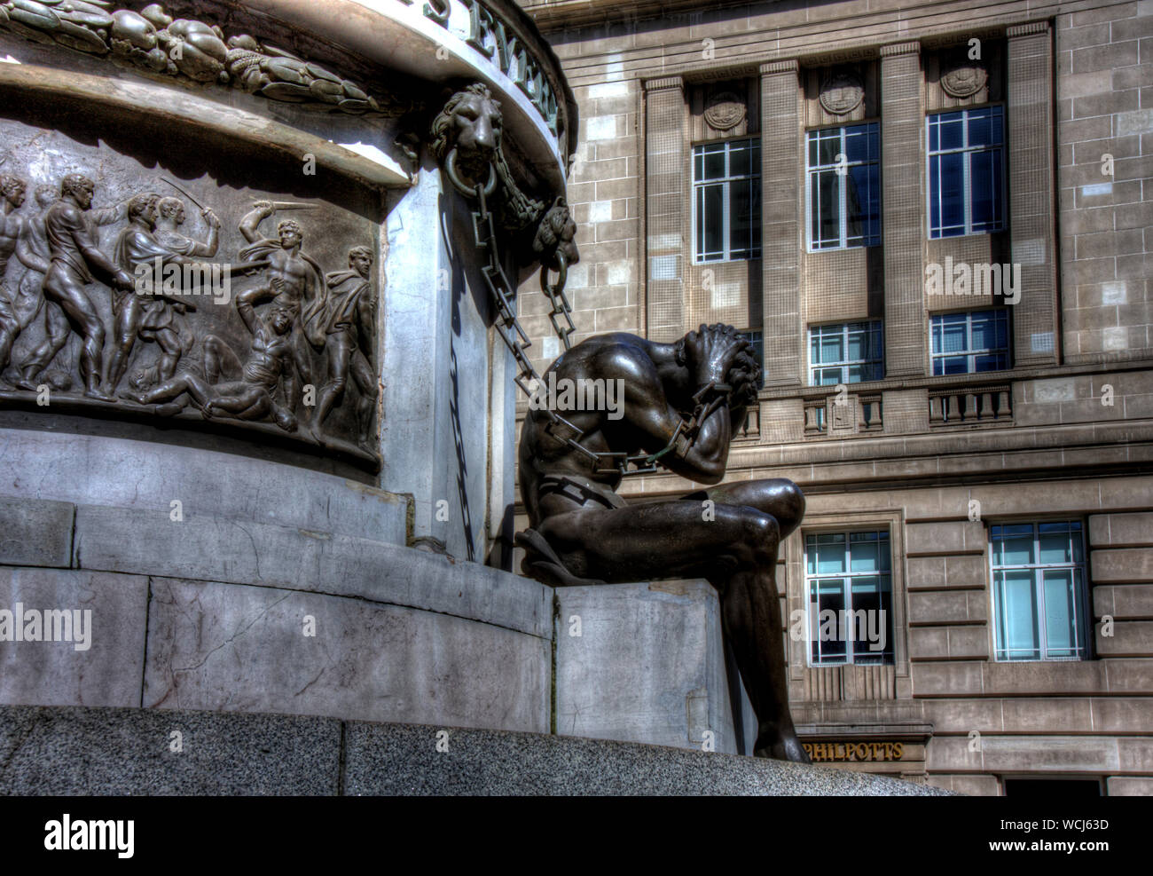 Statue, die Sklaverei. Ein Mann in Ketten suchen Wie in Agonie. Ein Denkmal zur Erinnerung an die Sklaven, die starben, während eingeschlossen. Stockfoto