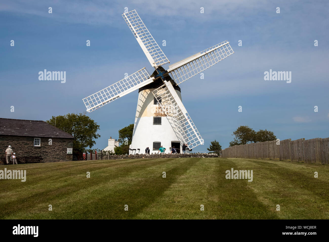 Llynon llynon Mühle, Melin, die Mühle in Llanddeusant, in der Nähe von Holyhead auf der Insel Anglesey, Nordwales. Tag Maler wurden neue Farbe Stockfoto