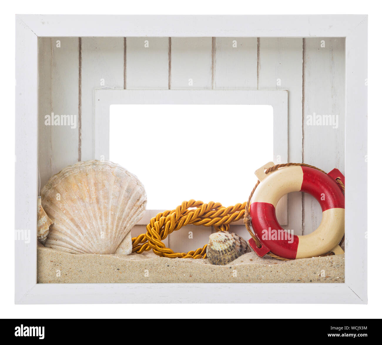 Weiße Holz Bilderrahmen mit Strand und Meer Souvenirs dekoriert - Leben  Boje, Muscheln, Meer, Sand, goldenen Seil. Freistellungspfaden  Stockfotografie - Alamy