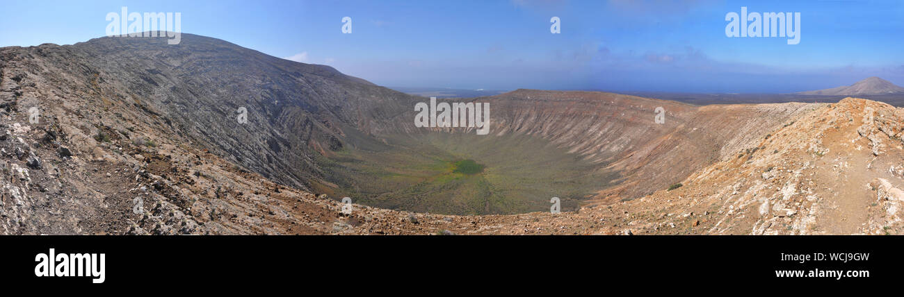 Panoramablick über karge Vulkanlandschaft auf der spanischen Kanareninsel Lanzarote Stockfoto