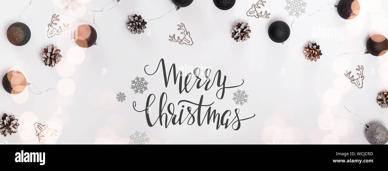 Banner mit modernen Weihnachten Dekor, Licht und Text. Wohnung mit Kugeln legen, Rotwild geformte Clips Stockfoto