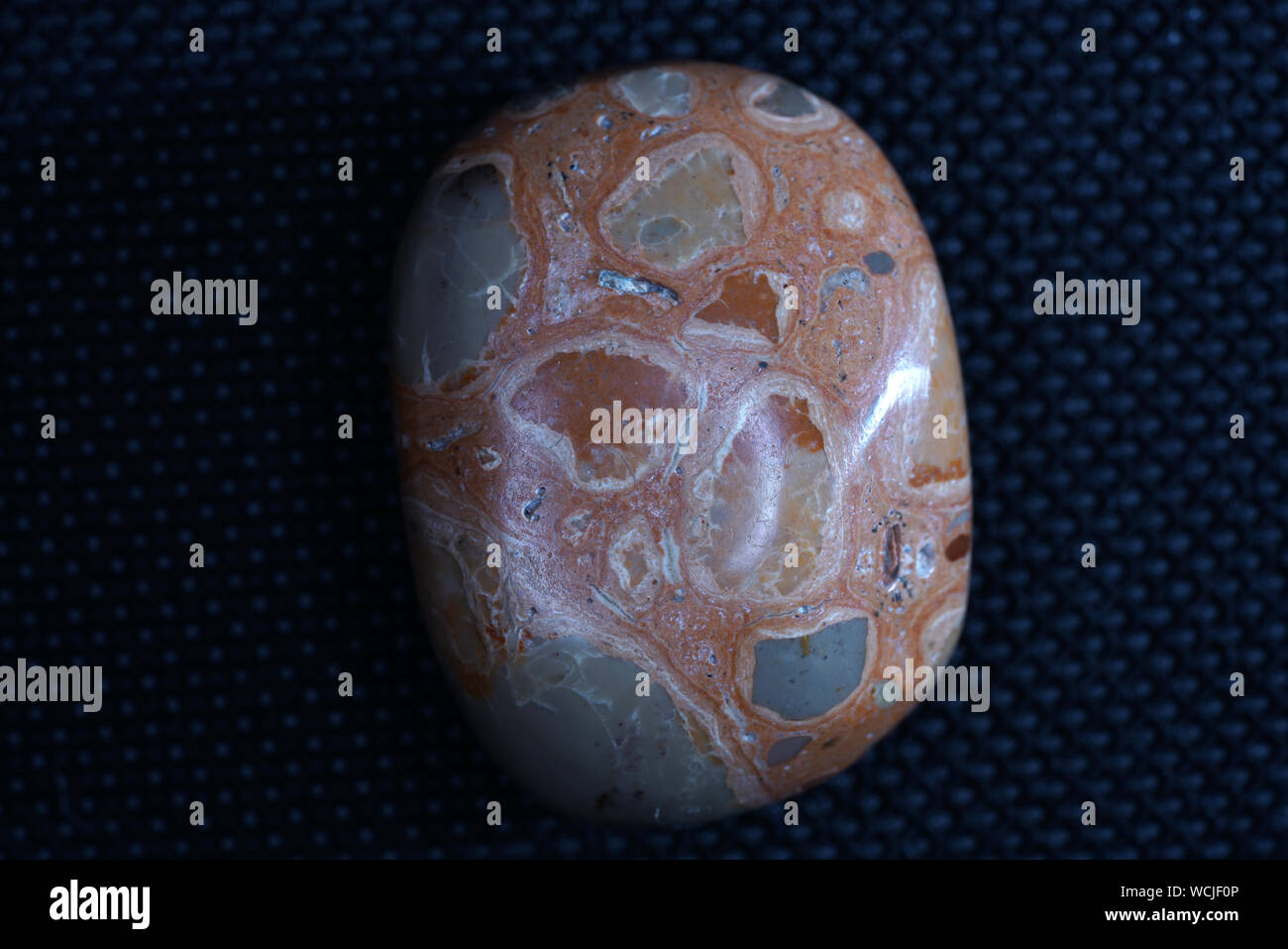 Jasper ist eine mikrokristalline, feinkörnige Vielfalt des Minerals Quarz (SiO2) und eng mit den immer faseriger Chalcedon. Stockfoto