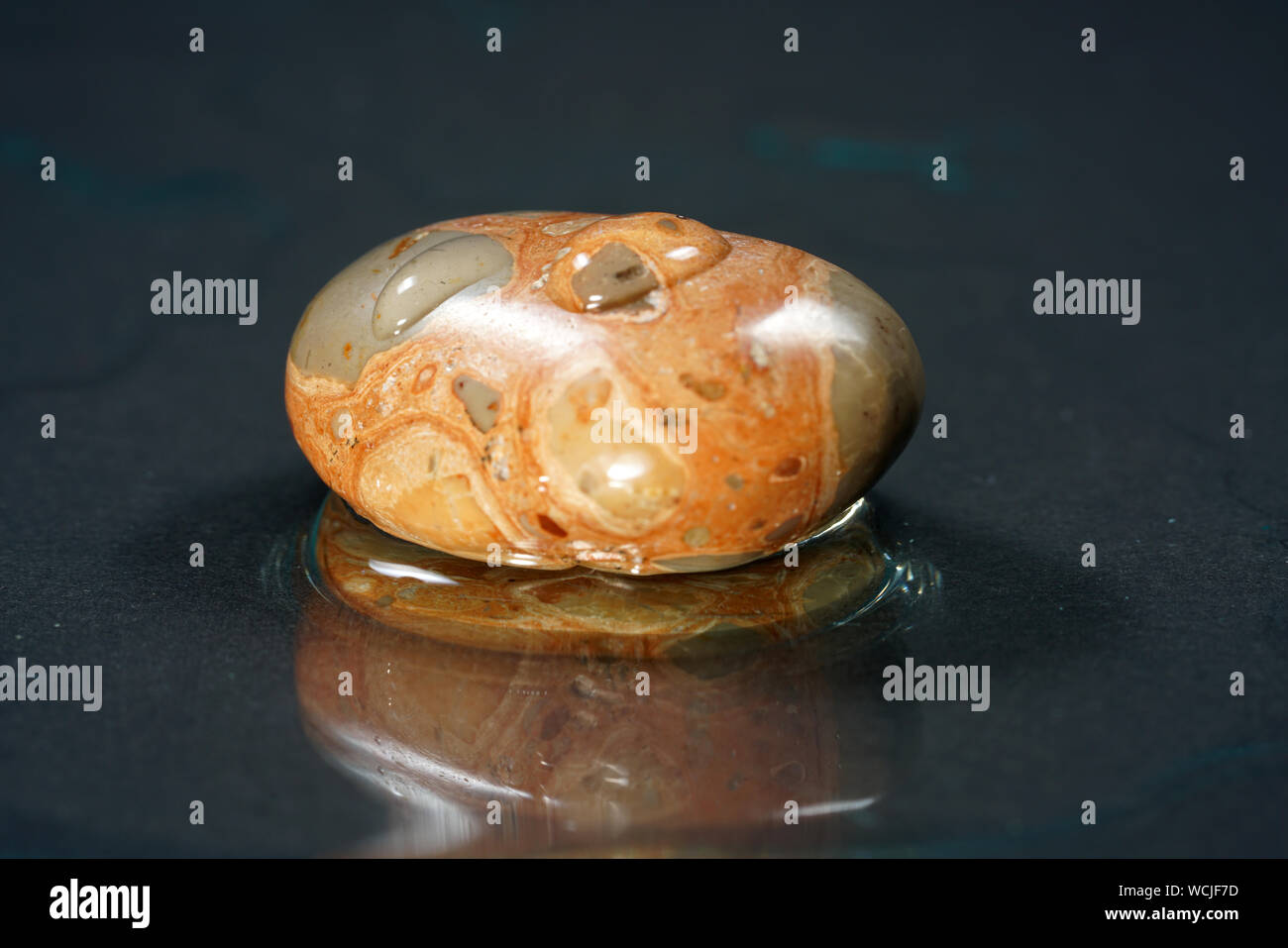 Jasper ist eine mikrokristalline, feinkörnige Vielfalt des Minerals Quarz (SiO2) und eng mit den immer faseriger Chalcedon. Stockfoto