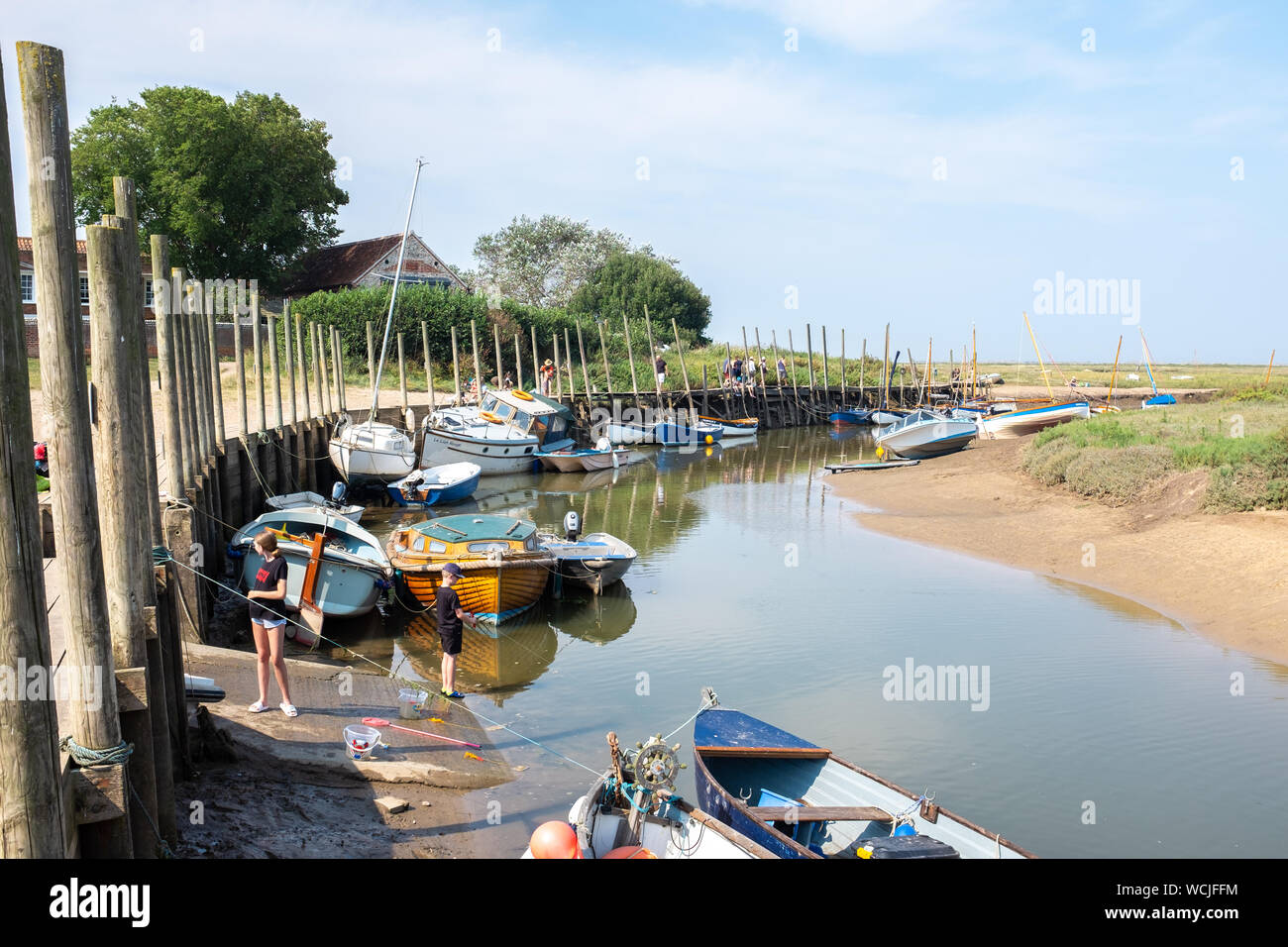 Kleine Boote auf dem Fluss Glaven an Blakeney, Norfolk, Großbritannien Stockfoto
