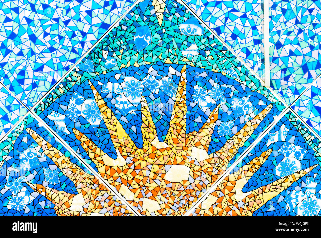 Blau Keramik Mosaik Fliese mit das Bild der Sonne. Hintergrund und die  Textur von Keramikfliesen Stockfotografie - Alamy