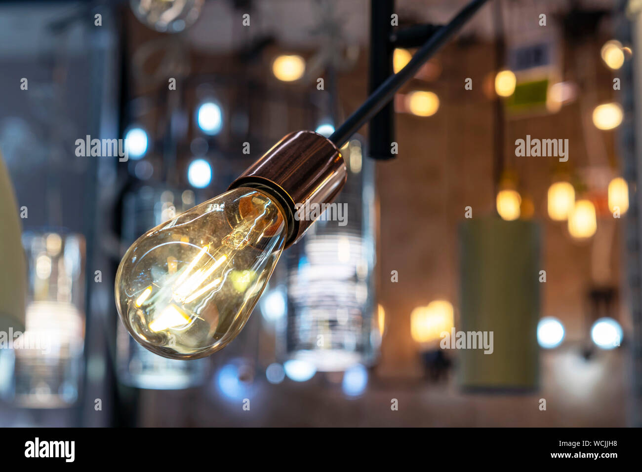 Glühbirne mit dunklem Glas im Loft-Stil. Stockfoto