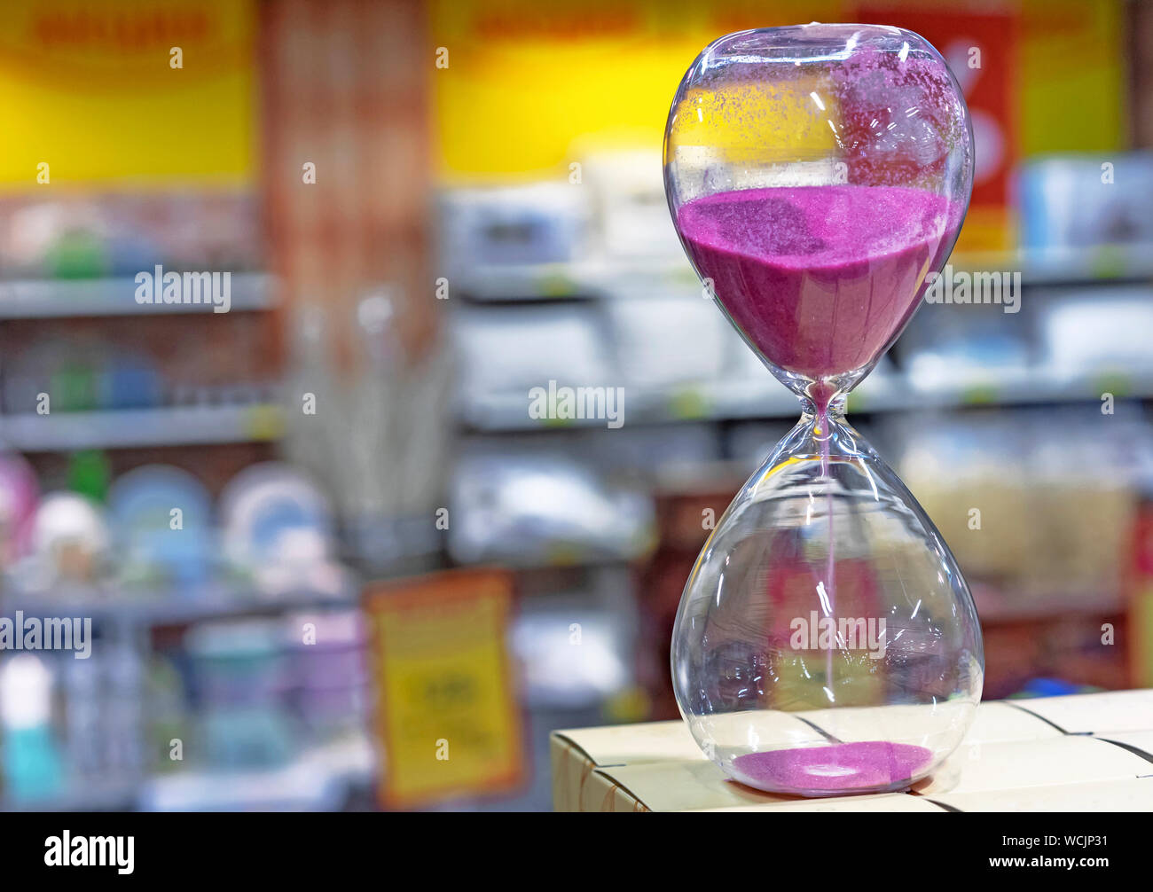 Sanduhr mit violettem Sand der Zeit zu messen. Vintage Sanduhr. Stockfoto